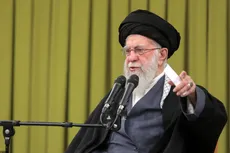 رهبر انقلاب: حضور مردم در ۲۲ بهمن دشمن را عقب می‌راند