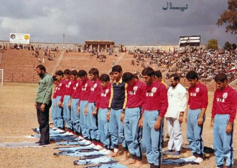 عکس | نماز جماعت بازیکنان تیم‌ملی در زمین فوتبال