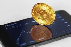 بیت‌کوین از جمع ۱۰ دارایی برتر خارج شد