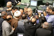 طرح عدم کفایت پزشکیان در جلسه نمایندگان؛ رسایی چه گفت و آیا رئیس‌جمهور در آستانه استیضاح است؟
