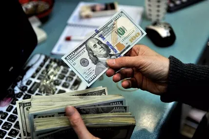 پیش‌ بینی قیمت دلار فردا؛ مرز ۲۵۵ هزار تومان شکسته می‌شود؟
