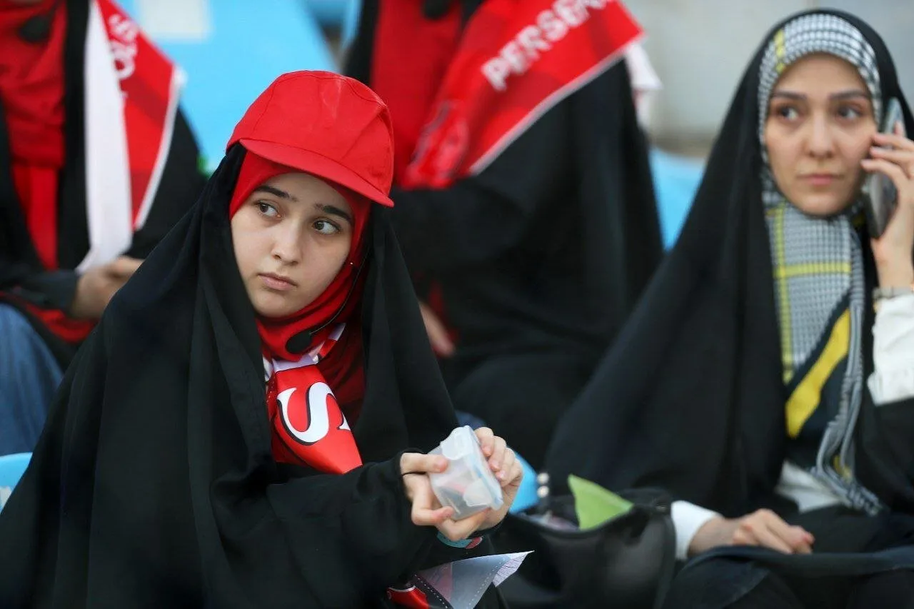 عکس| تیپ خاص هوادار پرسپولیس در ورزشگاه